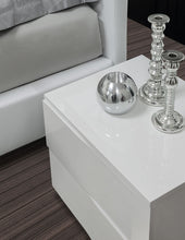 Load image into Gallery viewer, GIESSEGI BOTERO SIDE TABLE

