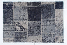 Bild in den Galerie-Viewer laden,Adriani Rossi Square Pattern Classic Mood Rug